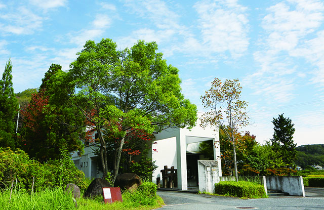 奈良の自然に囲まれた場所にある「井上企画・幡」の工房